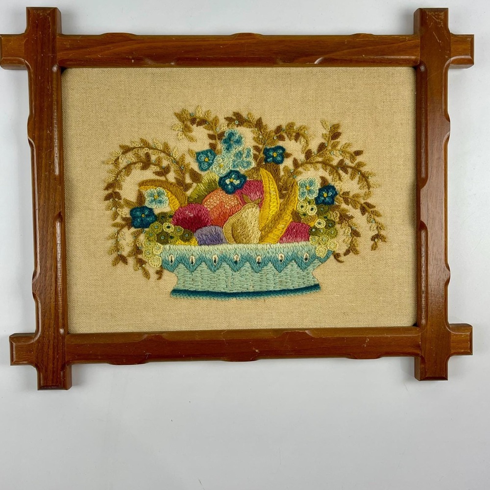 Vintage‎ Crewel Embroidery Fruit Bowl Floral Art Notched Wood Frame 11.5x9.5 70s - Picture 2 of 10